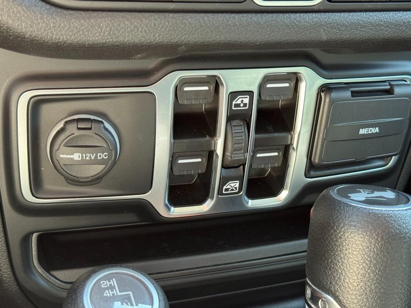 Jeep Wrangler Vehicle Full-screen Gallery Image 21