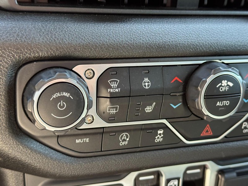 Jeep Wrangler Vehicle Full-screen Gallery Image 22