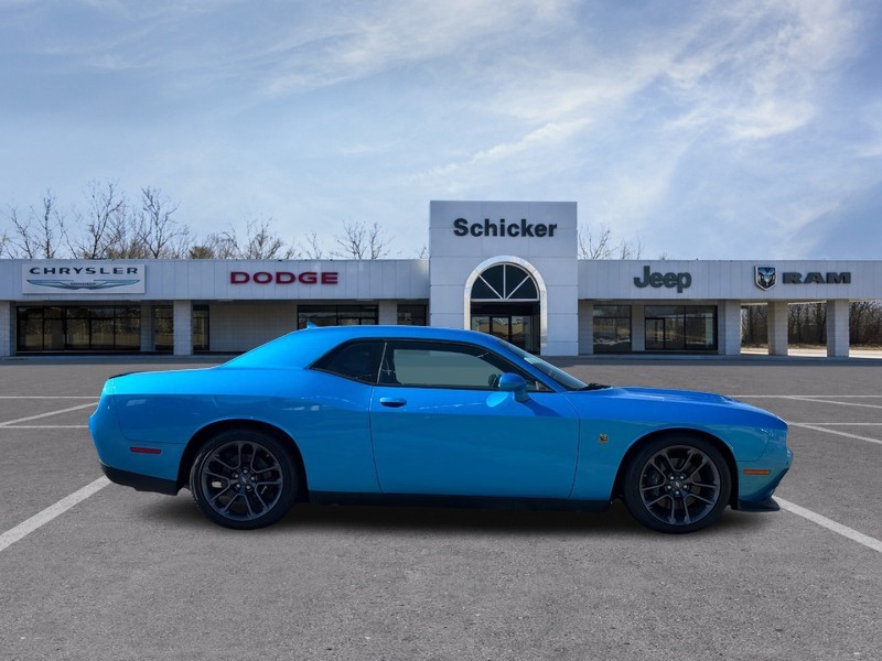 Dodge Challenger Vehicle Full-screen Gallery Image 02