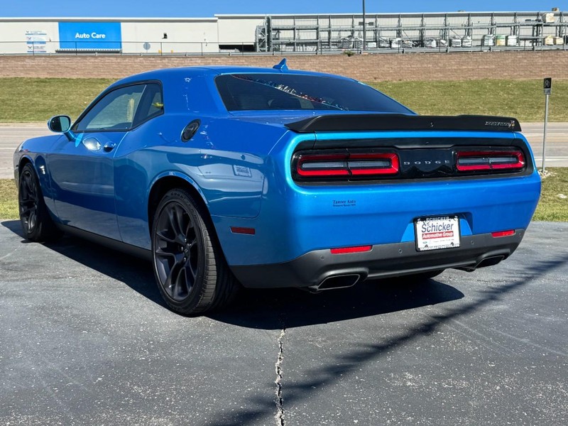 Dodge Challenger Vehicle Full-screen Gallery Image 06