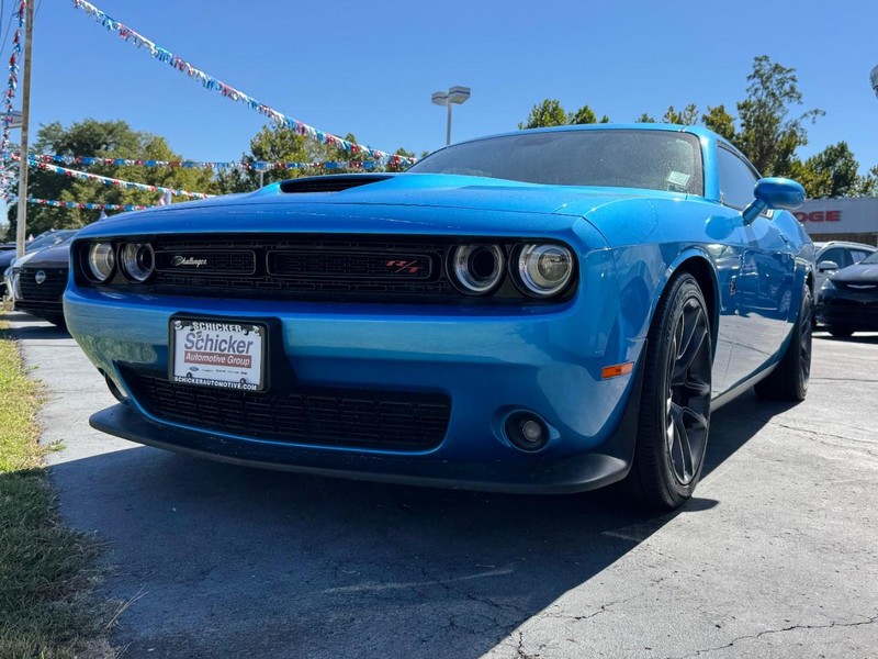 Dodge Challenger Vehicle Full-screen Gallery Image 08