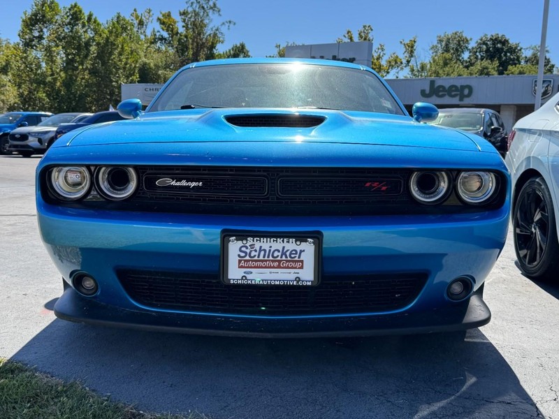 Dodge Challenger Vehicle Full-screen Gallery Image 09