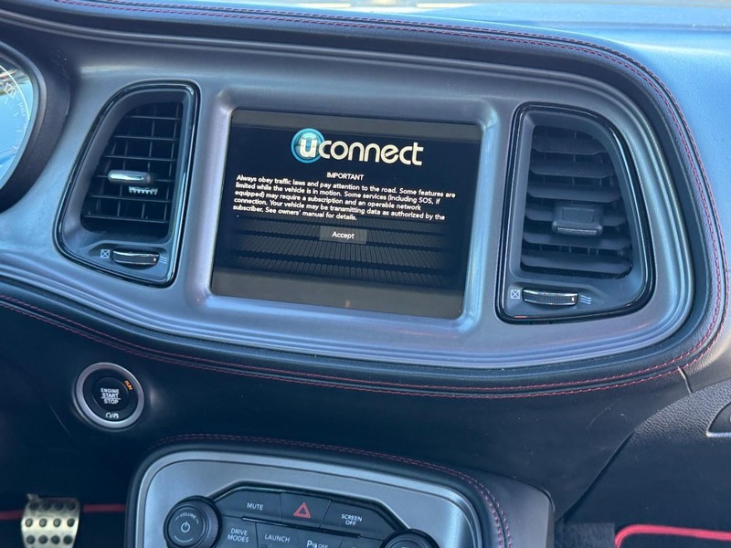 Dodge Challenger Vehicle Full-screen Gallery Image 14