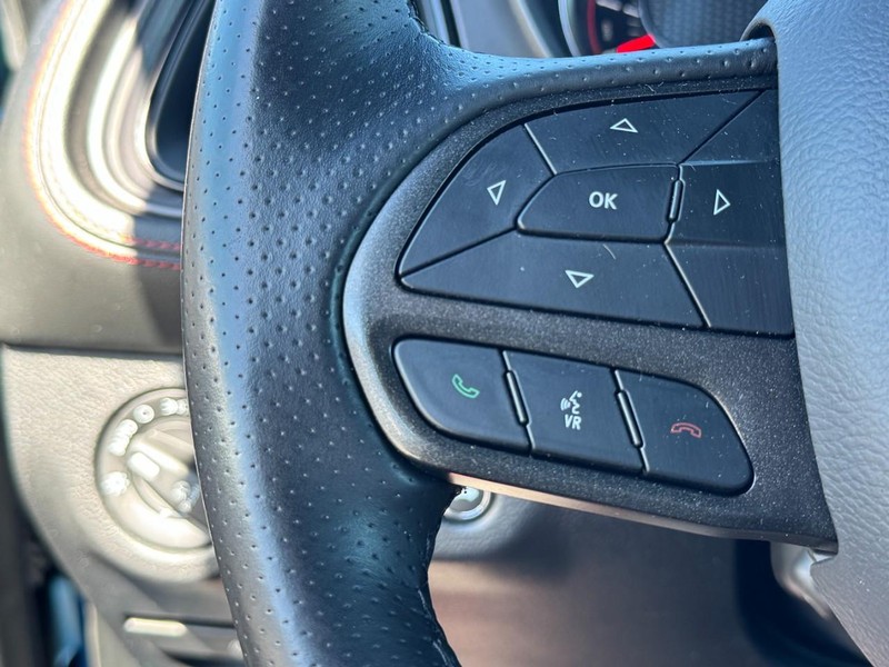 Dodge Challenger Vehicle Full-screen Gallery Image 17