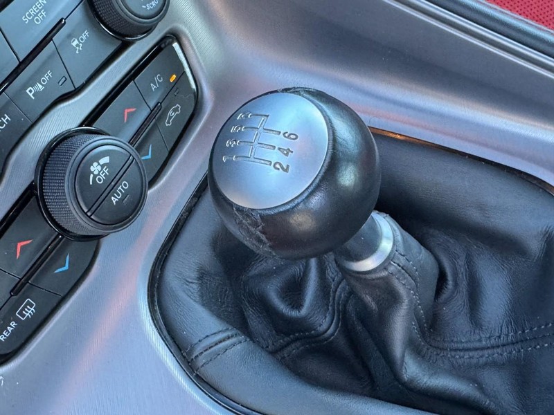 Dodge Challenger Vehicle Full-screen Gallery Image 20