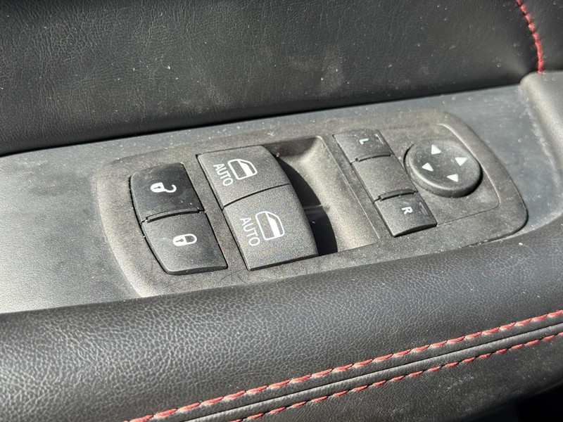 Dodge Challenger Vehicle Full-screen Gallery Image 23