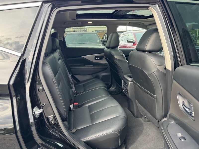 Nissan Murano Vehicle Full-screen Gallery Image 10