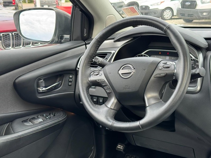 Nissan Murano Vehicle Full-screen Gallery Image 12