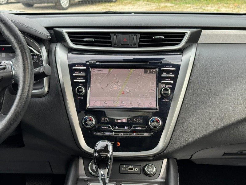 Nissan Murano Vehicle Full-screen Gallery Image 13