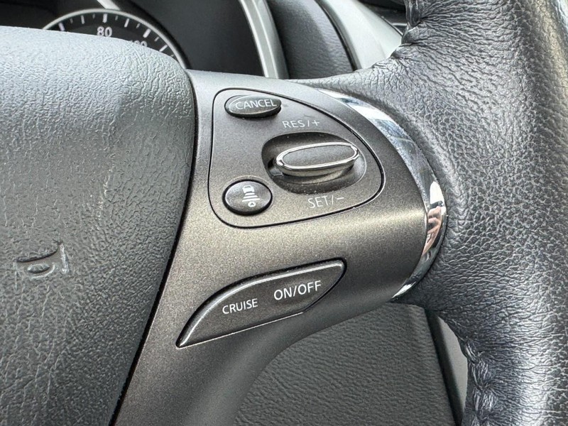 Nissan Murano Vehicle Full-screen Gallery Image 18