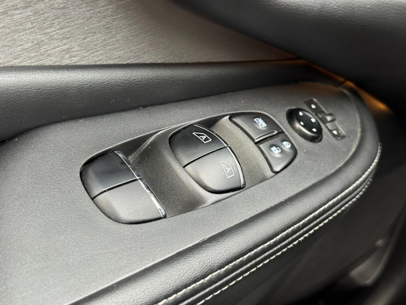 Nissan Murano Vehicle Full-screen Gallery Image 24