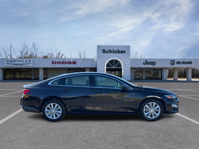 Chevrolet Malibu Vehicle Full-screen Gallery Image 02