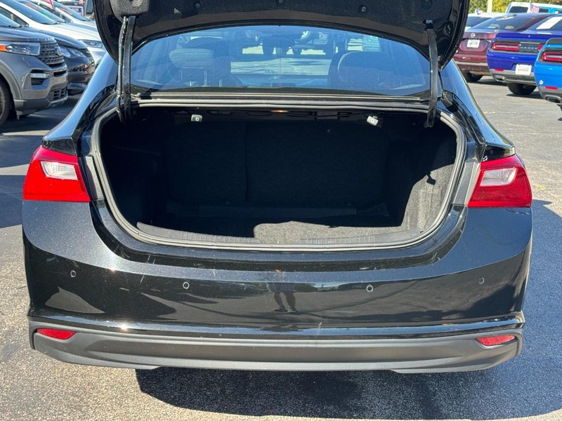 Chevrolet Malibu Vehicle Full-screen Gallery Image 05