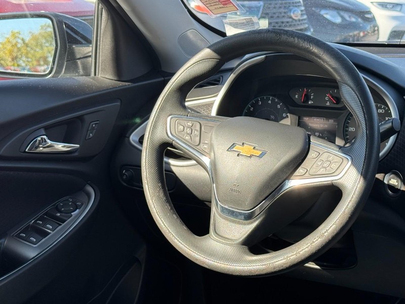 Chevrolet Malibu Vehicle Full-screen Gallery Image 12