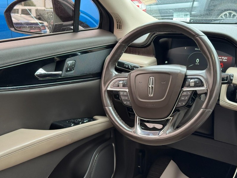 Lincoln Nautilus Vehicle Full-screen Gallery Image 12