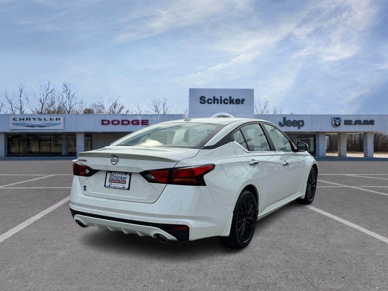 Nissan Altima Vehicle Full-screen Gallery Image 03