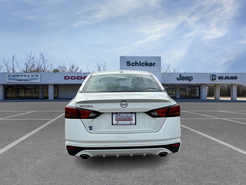 Nissan Altima Vehicle Full-screen Gallery Image 04