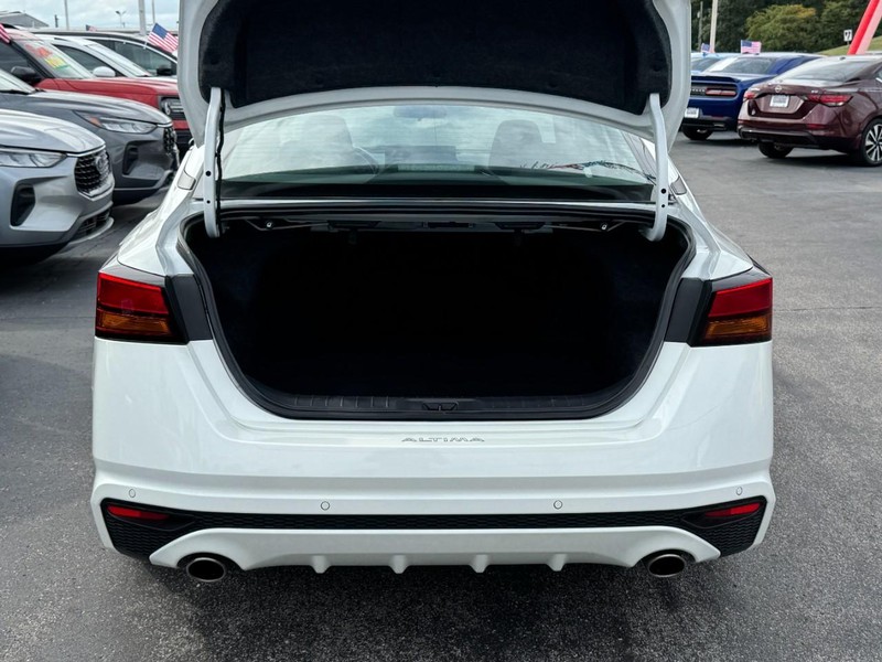 Nissan Altima Vehicle Full-screen Gallery Image 05