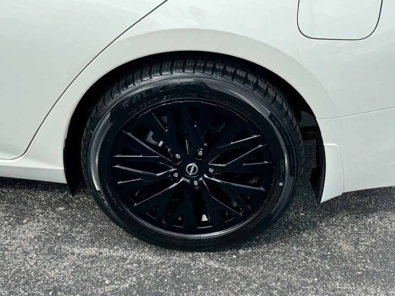 Nissan Altima Vehicle Full-screen Gallery Image 07