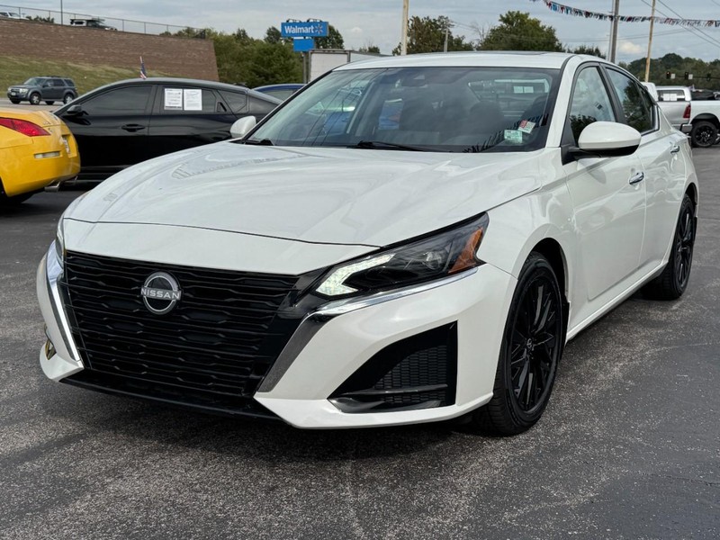 Nissan Altima Vehicle Full-screen Gallery Image 08
