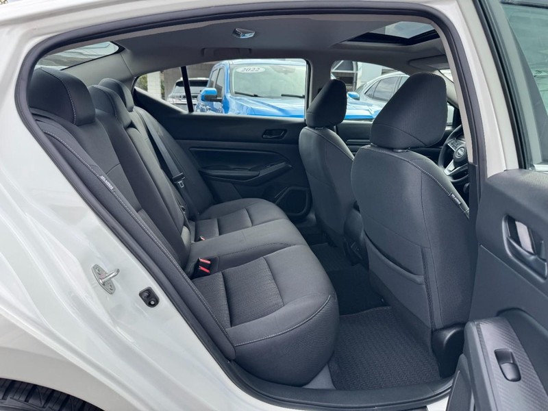 Nissan Altima Vehicle Full-screen Gallery Image 10