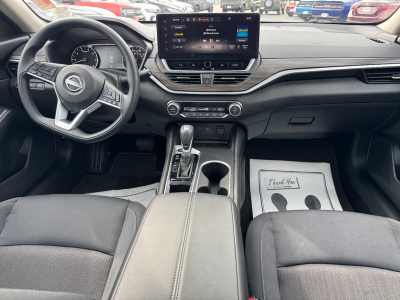 Nissan Altima Vehicle Full-screen Gallery Image 11