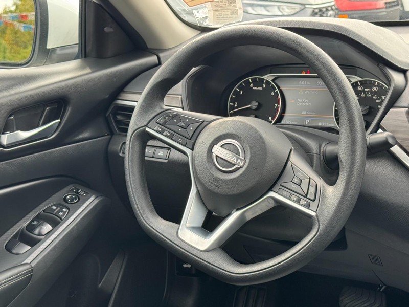 Nissan Altima Vehicle Full-screen Gallery Image 12