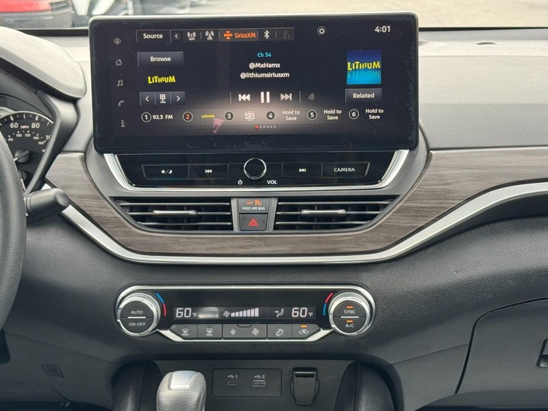 Nissan Altima Vehicle Full-screen Gallery Image 13