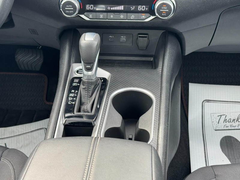 Nissan Altima Vehicle Full-screen Gallery Image 14