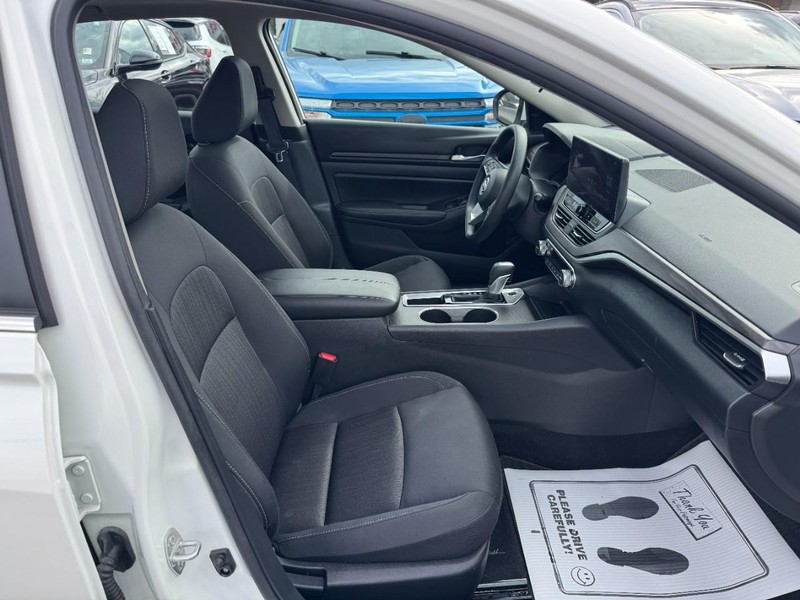Nissan Altima Vehicle Full-screen Gallery Image 15