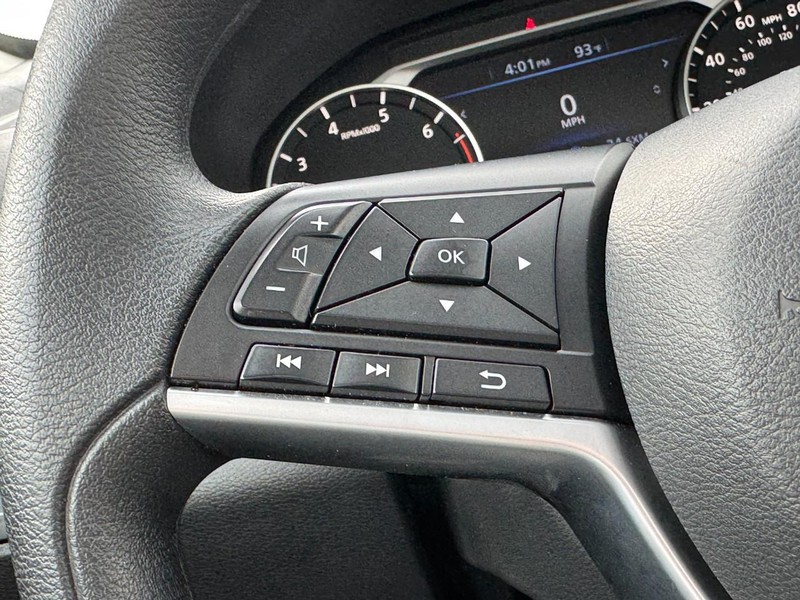 Nissan Altima Vehicle Full-screen Gallery Image 16