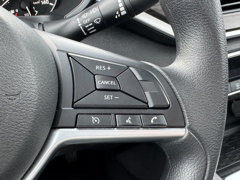 Nissan Altima Vehicle Full-screen Gallery Image 17