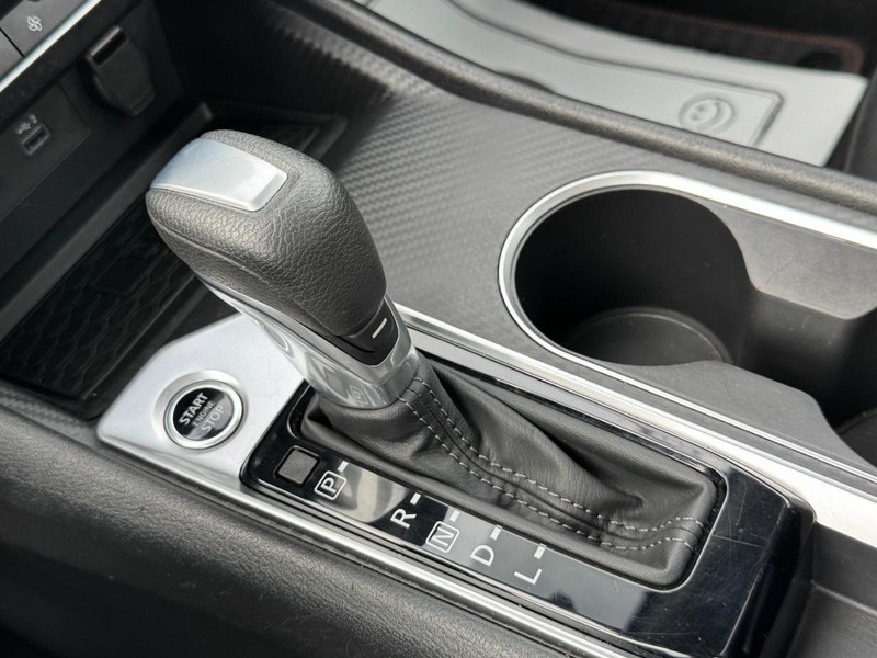 Nissan Altima Vehicle Full-screen Gallery Image 19