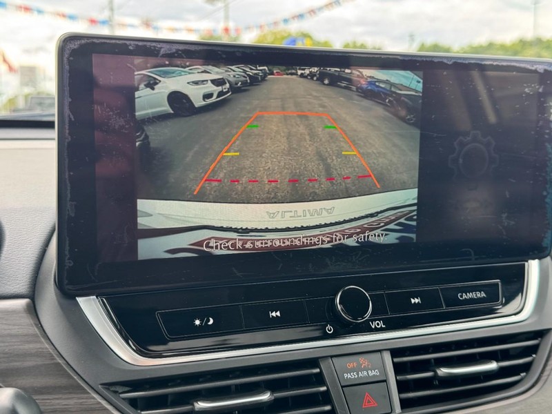 Nissan Altima Vehicle Full-screen Gallery Image 20