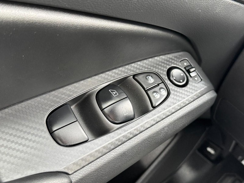 Nissan Altima Vehicle Full-screen Gallery Image 21