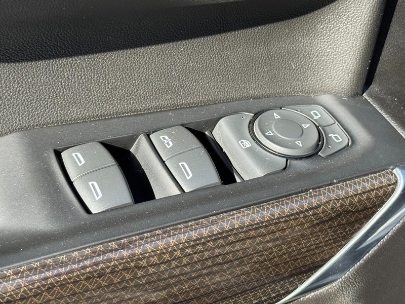 Chevrolet Silverado 1500 LTD Vehicle Full-screen Gallery Image 24