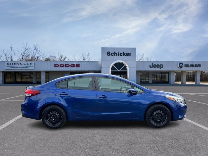 Kia Forte Vehicle Full-screen Gallery Image 02