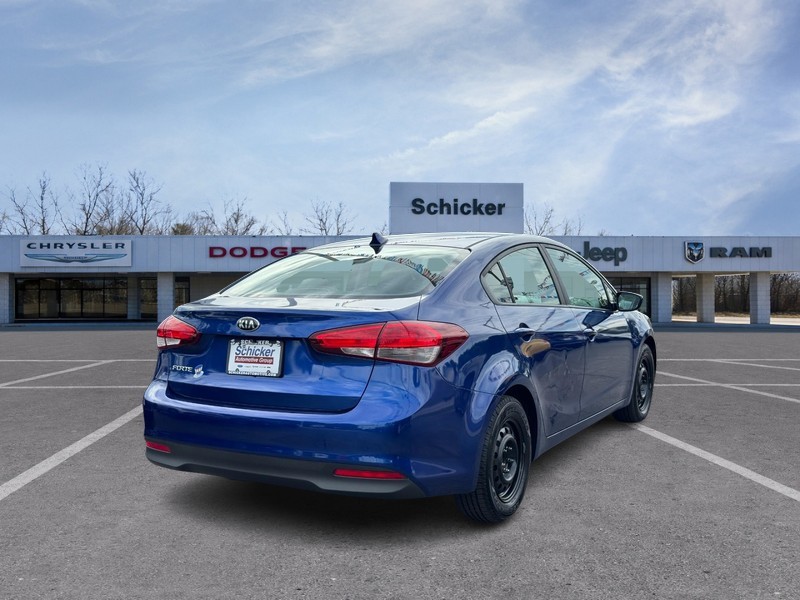 Kia Forte Vehicle Full-screen Gallery Image 03