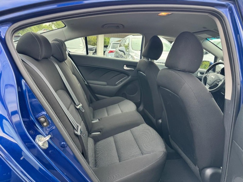 Kia Forte Vehicle Full-screen Gallery Image 10