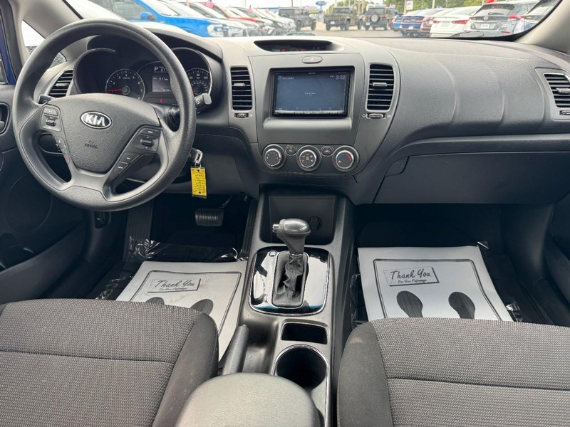 Kia Forte Vehicle Full-screen Gallery Image 11