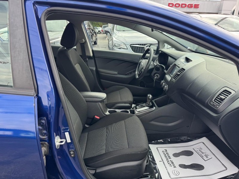 Kia Forte Vehicle Full-screen Gallery Image 15