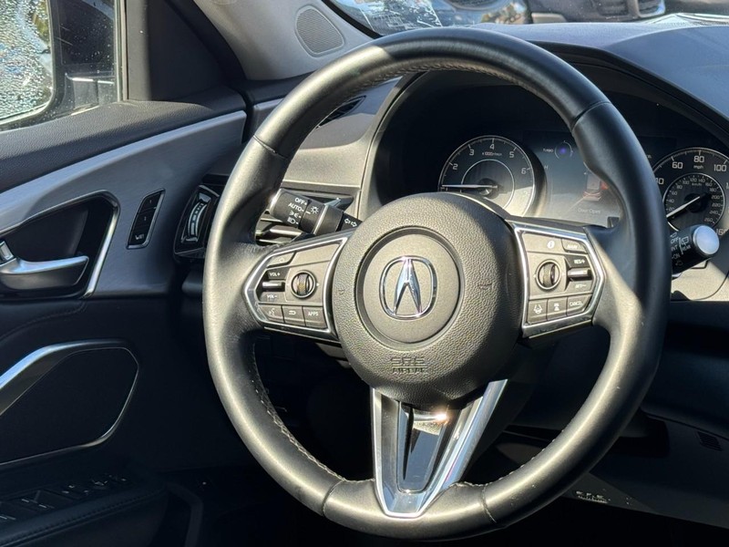Acura RDX Vehicle Full-screen Gallery Image 12