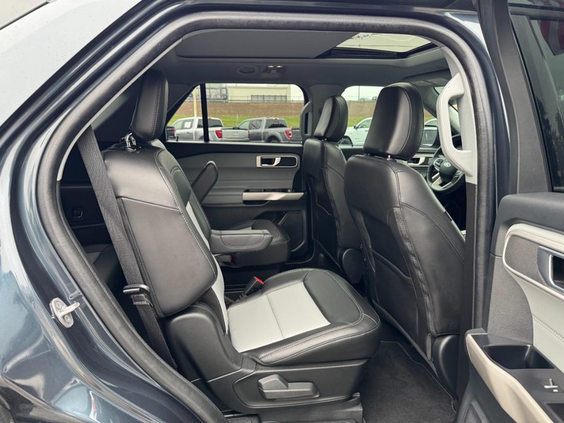 Ford Explorer Vehicle Full-screen Gallery Image 10