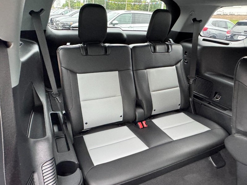 Ford Explorer Vehicle Full-screen Gallery Image 11
