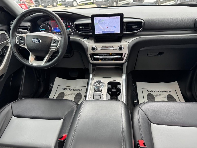 Ford Explorer Vehicle Full-screen Gallery Image 12