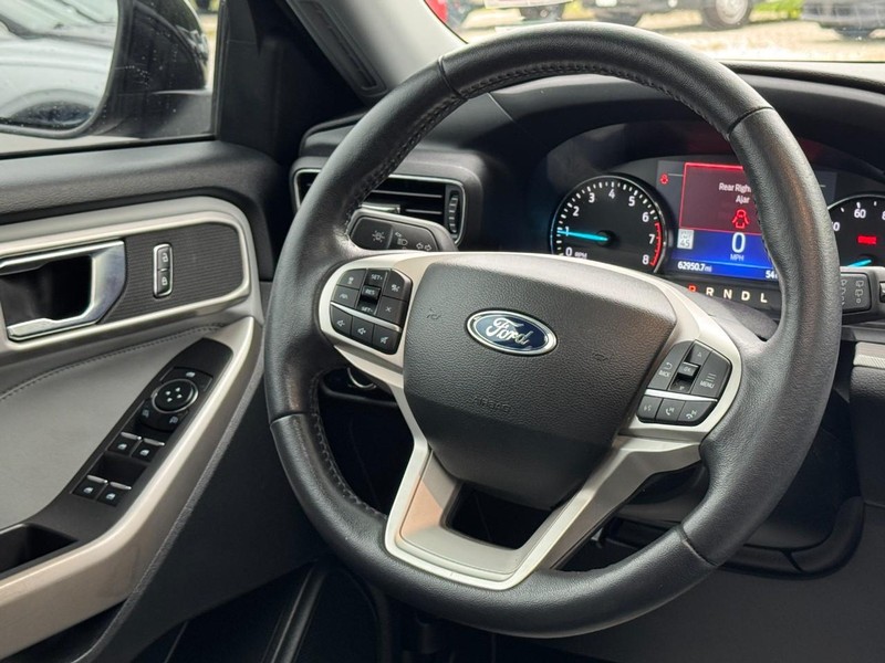 Ford Explorer Vehicle Full-screen Gallery Image 13