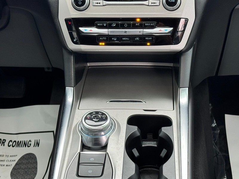 Ford Explorer Vehicle Full-screen Gallery Image 15