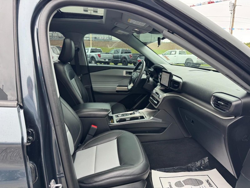 Ford Explorer Vehicle Full-screen Gallery Image 16