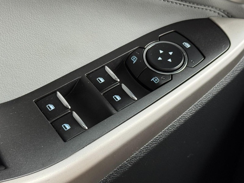 Ford Explorer Vehicle Full-screen Gallery Image 24