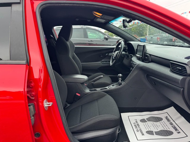 Hyundai Veloster Vehicle Full-screen Gallery Image 15
